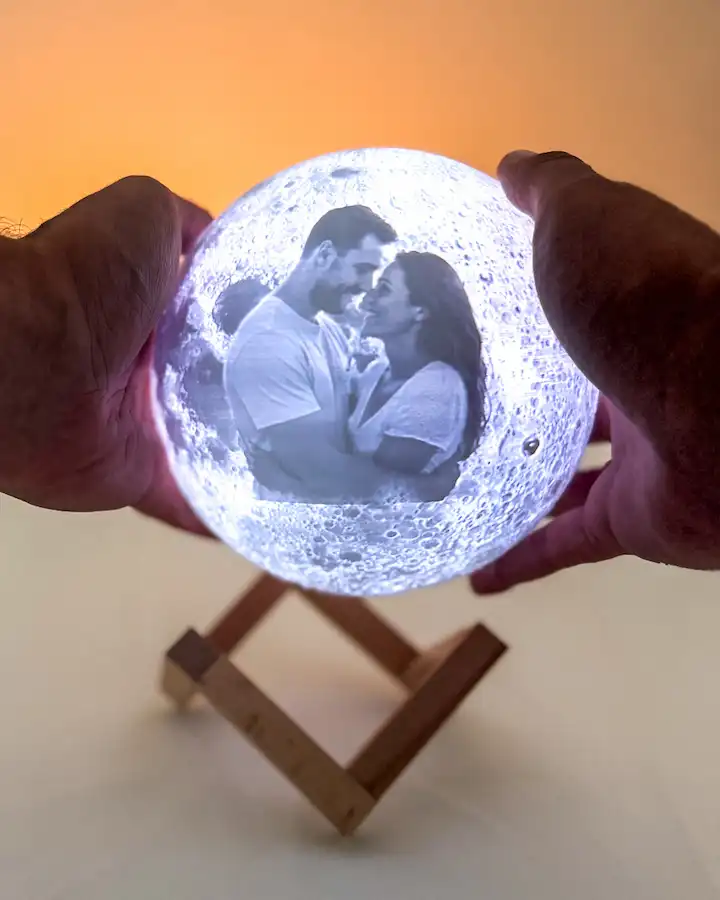 Leuchtende 3D Mondlampe mit Foto in Händen